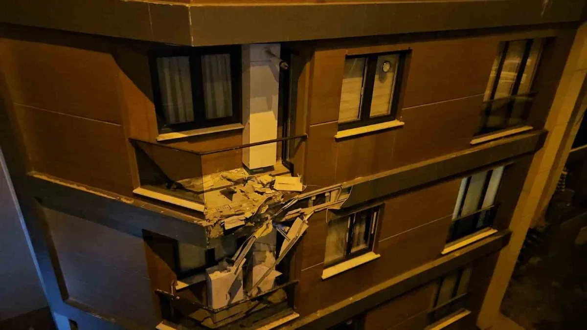 Eyüpsultan'da alkollü sürücü binaya çarptı, 2 kişi yaralandı