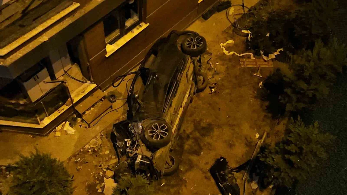 Eyüpsultan'da alkollü sürücü binaya çarptı, 2 kişi yaralandı