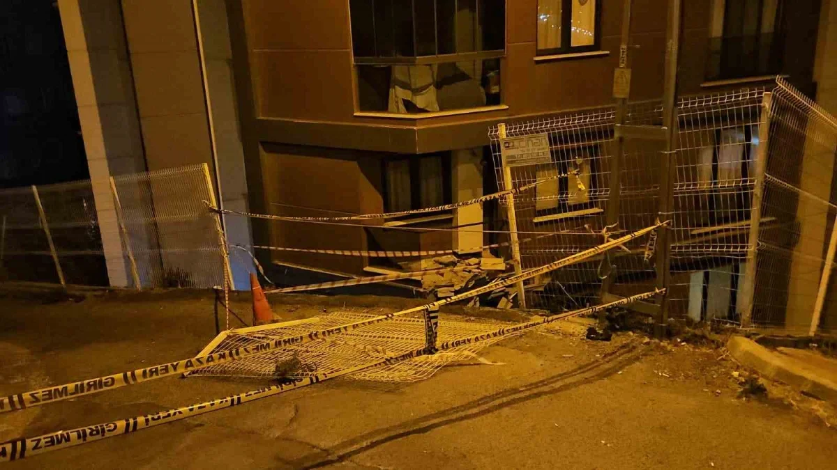 Eyüpsultan'da alkollü sürücü binaya çarptı, 2 kişi yaralandı