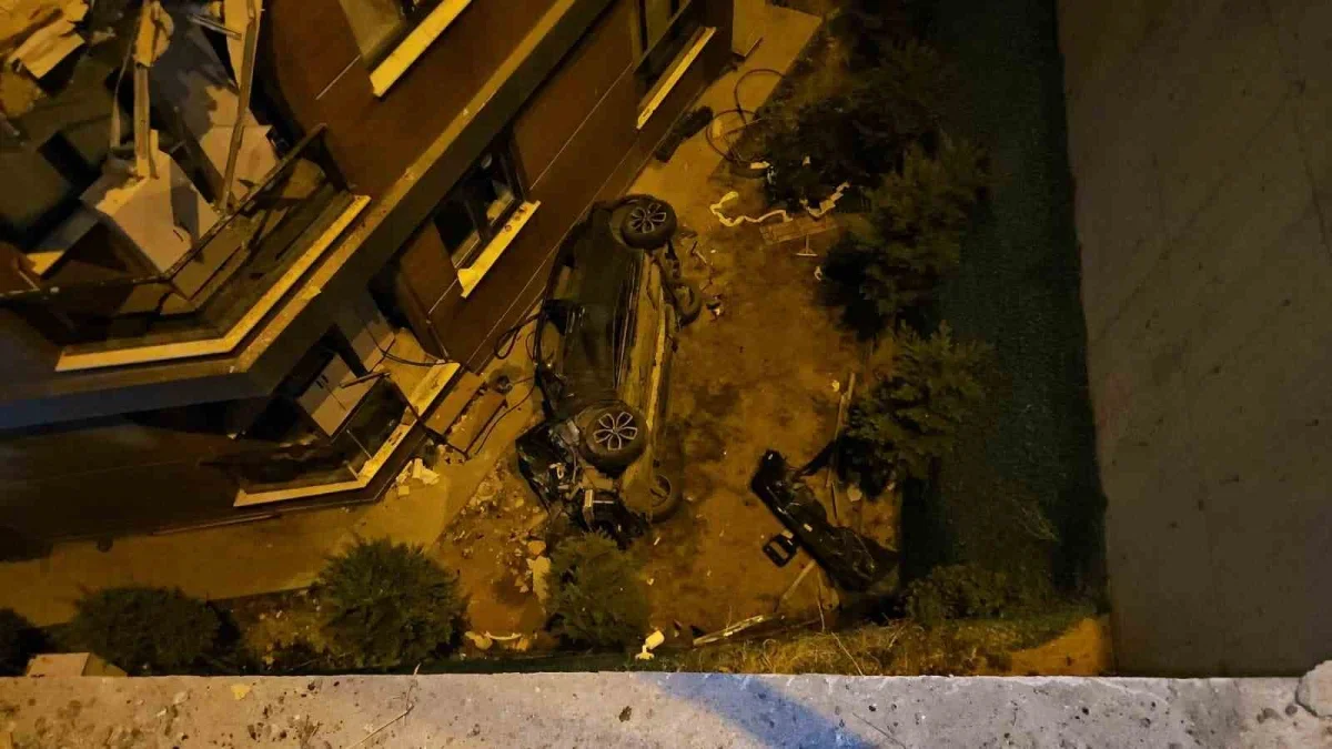 Eyüpsultan'da alkollü sürücü binaya çarptı, 2 kişi yaralandı