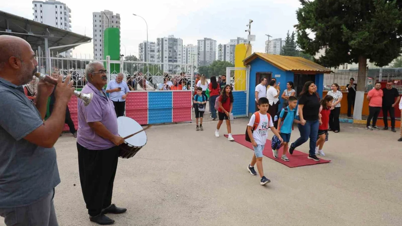 Kozan'da öğrenciler kırmızı halı ve davul zurnayla karşılandı