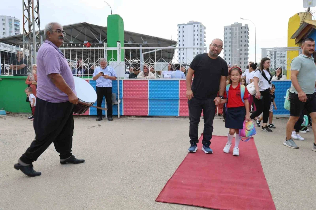 Kozan'da öğrenciler kırmızı halı ve davul zurnayla karşılandı