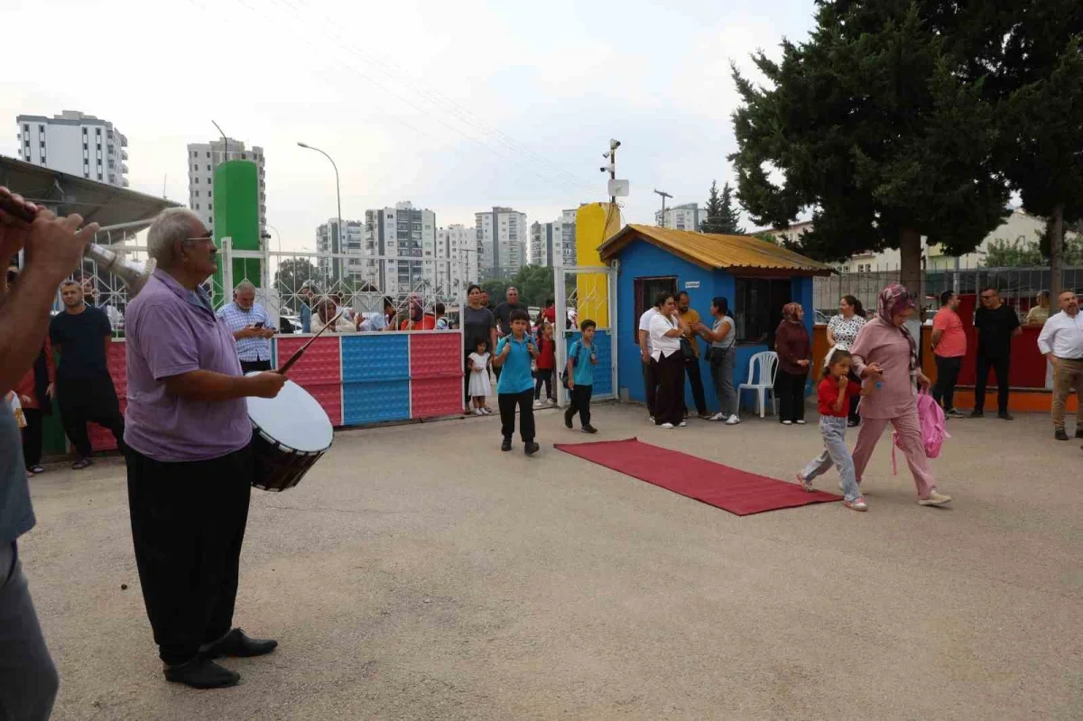 Kozan'da öğrenciler kırmızı halı ve davul zurnayla karşılandı
