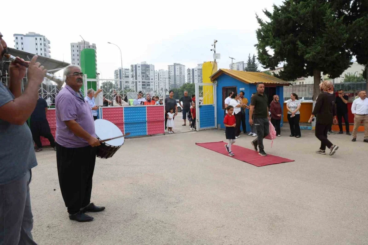 Kozan'da öğrenciler kırmızı halı ve davul zurnayla karşılandı