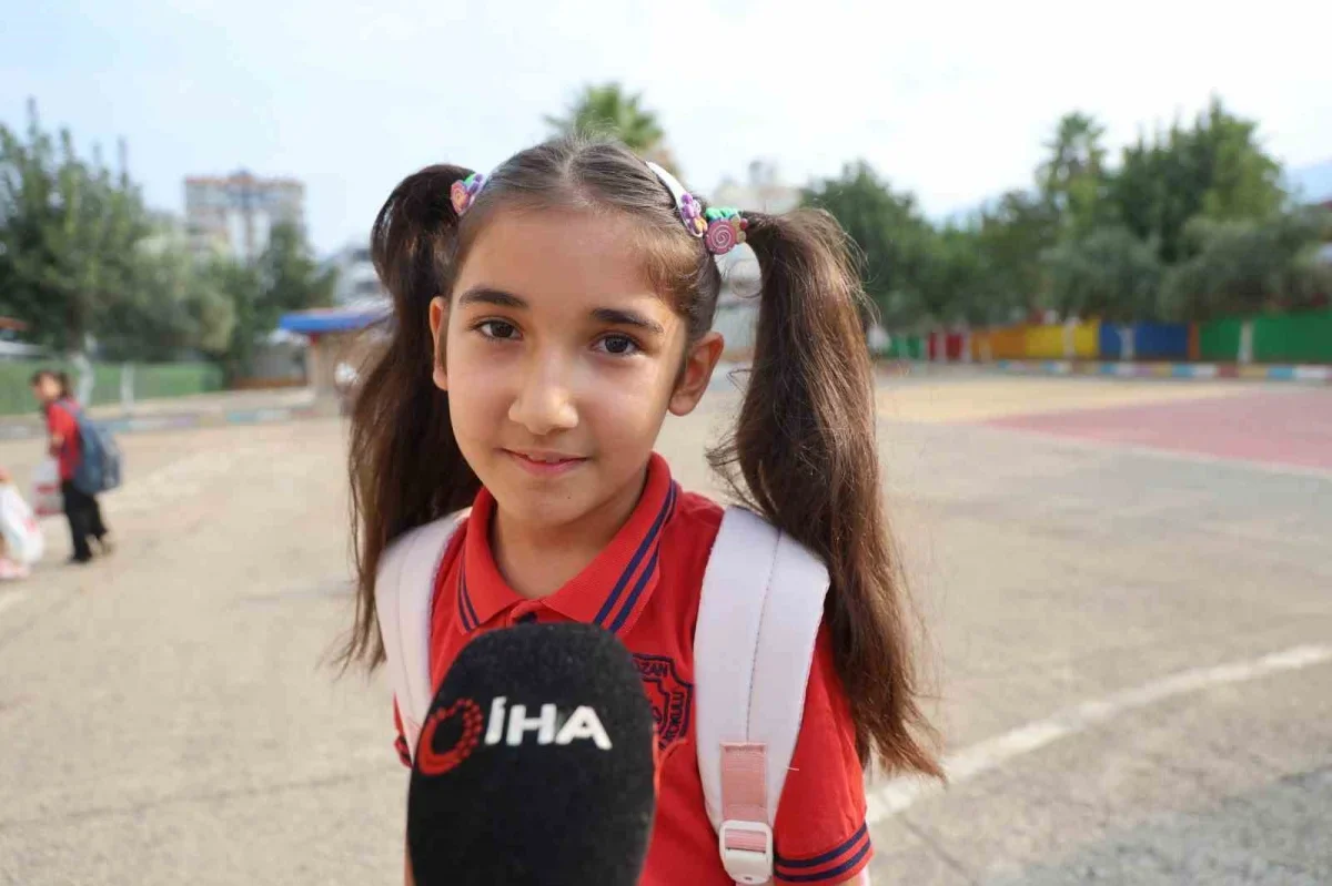 Kozan'da öğrenciler kırmızı halı ve davul zurnayla karşılandı