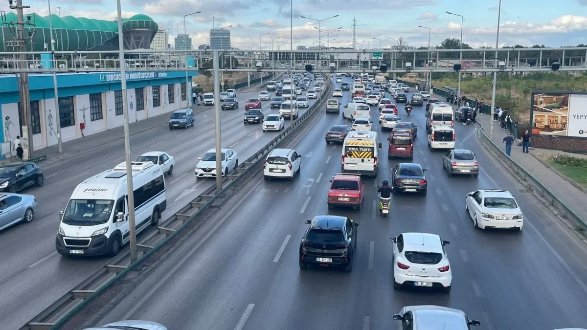 Bursa'da okullar açıldı, sabah trafiğinde yoğunluk yaşanmadı