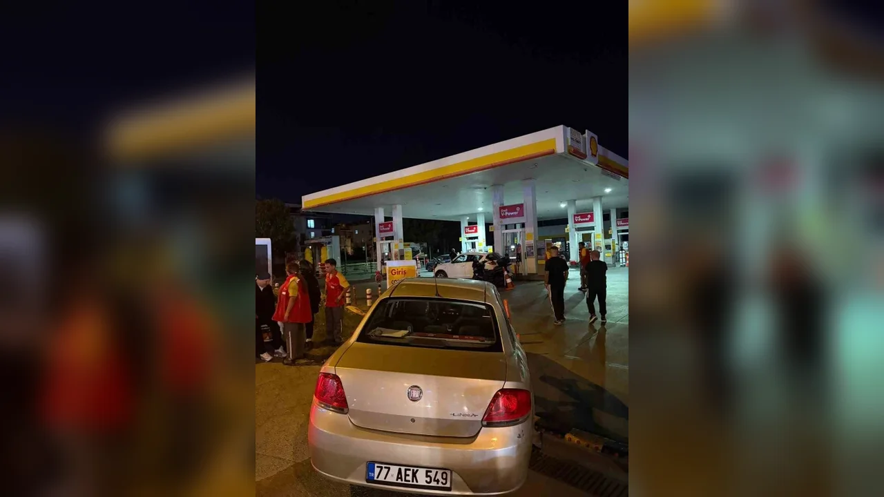 Avcılar'da E-5'ten yan yola giren araç motosikletliye çarptı
