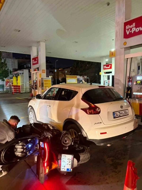 Avcılar'da E-5'ten yan yola giren araç motosikletliye çarptı