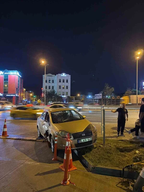 Avcılar'da E-5'ten yan yola giren araç motosikletliye çarptı