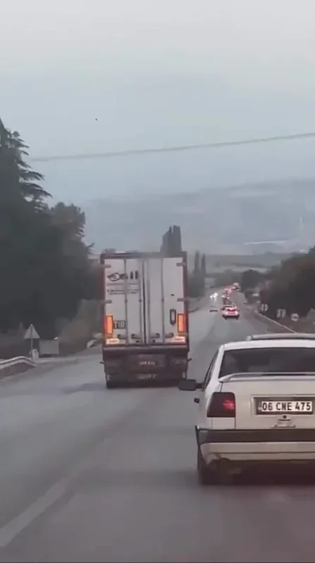 Bursa Yenişehir'de alkollü tırın çarptığı 2 genç hayatını kaybetti