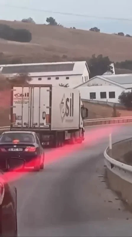 Bursa Yenişehir'de alkollü tırın çarptığı 2 genç hayatını kaybetti