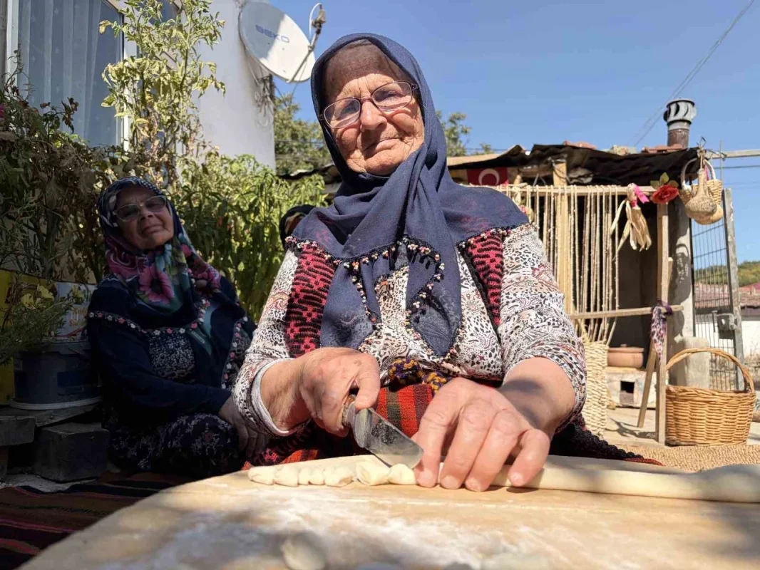 Mısır yaprağından hasır örme geleneği Vize'de yeniden canlandı