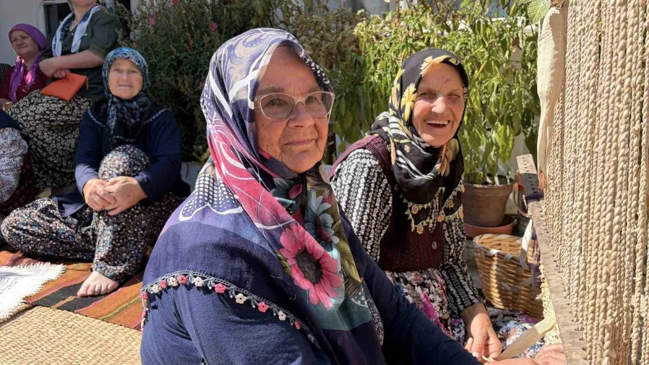Mısır yaprağından hasır örme geleneği Vize'de yeniden canlandı