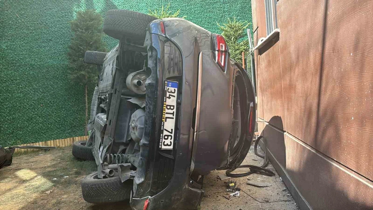 Eyüpsultan'da otomobil bahçeye uçtu: 15 metrelik düşüş