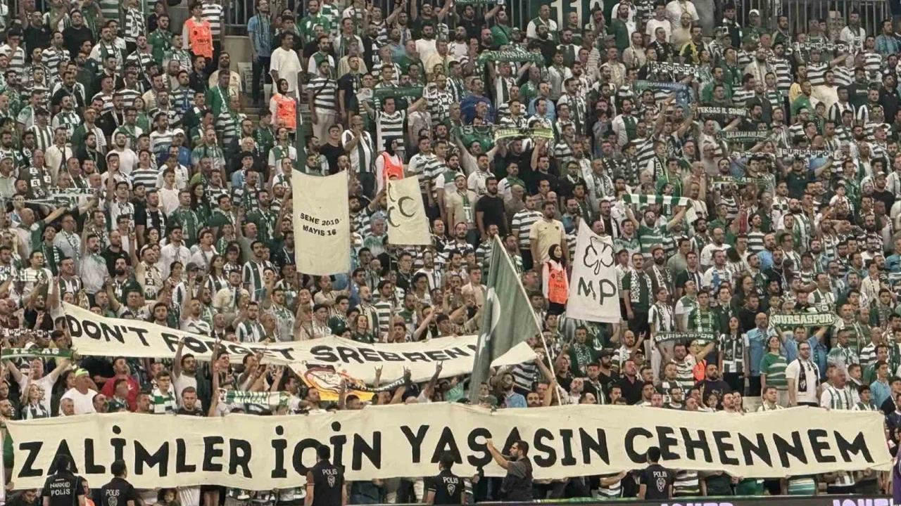Bursaspor taraftarından Kızılyıldız'a Srebrenitsa mesajı