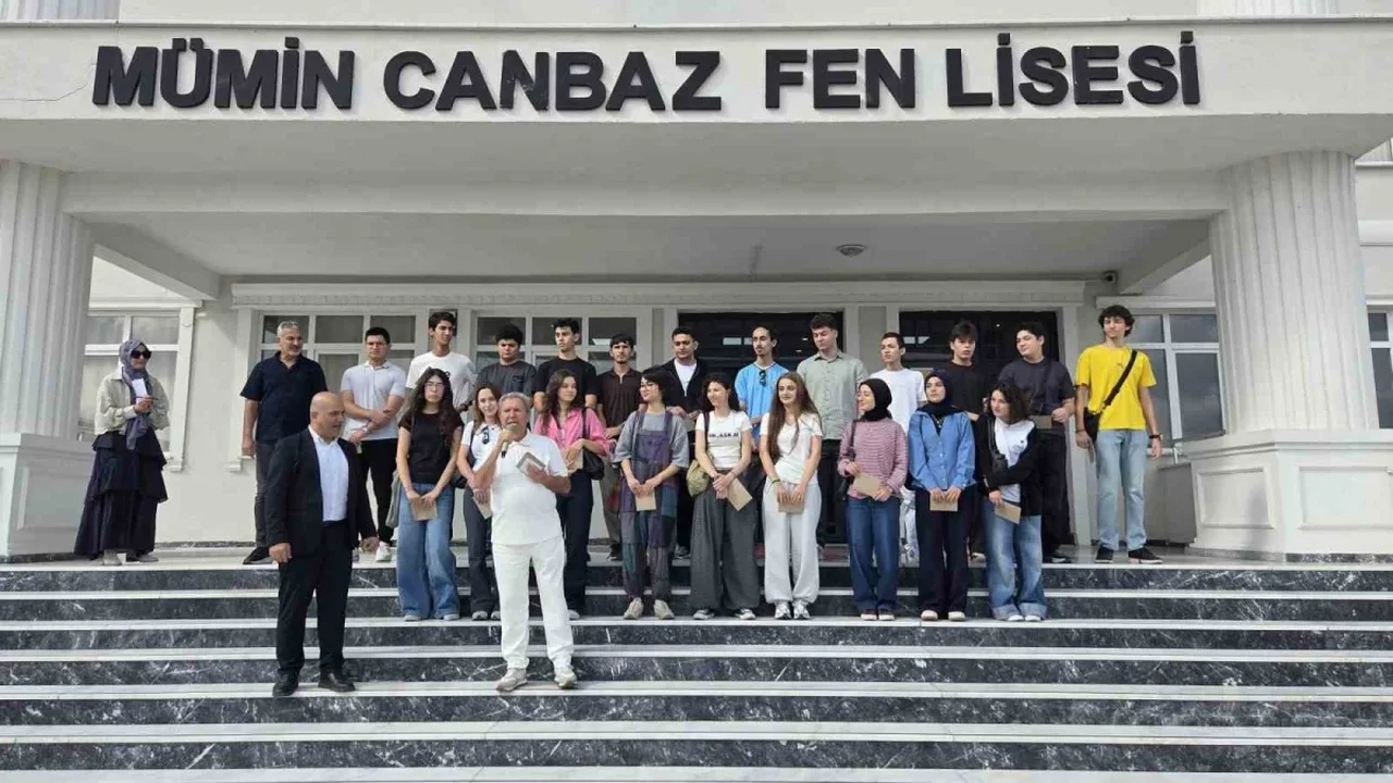 Mümin Canbaz Fen Lisesi'nde başarılı öğrencilere tablet ve telefon