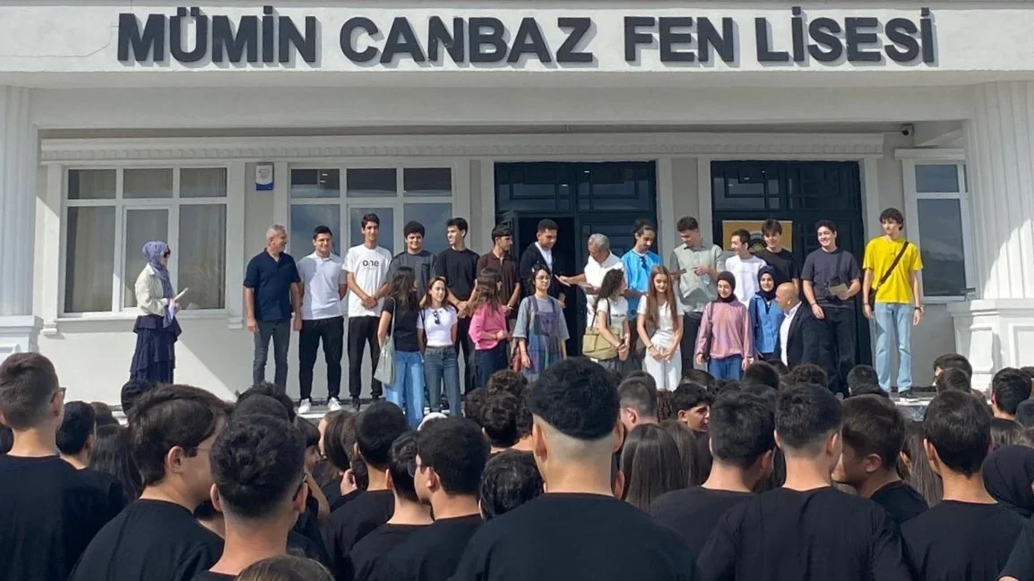 Mümin Canbaz Fen Lisesi'nde başarılı öğrencilere tablet ve telefon