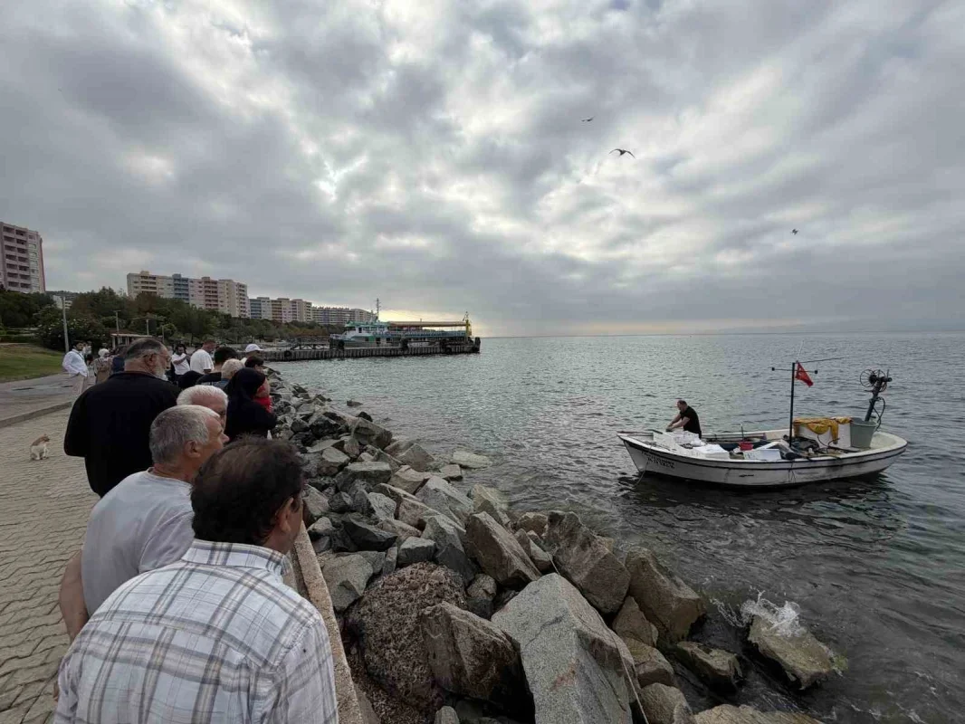 Armutlu'da tatil köyünde taze balık kuyruğu oluştu