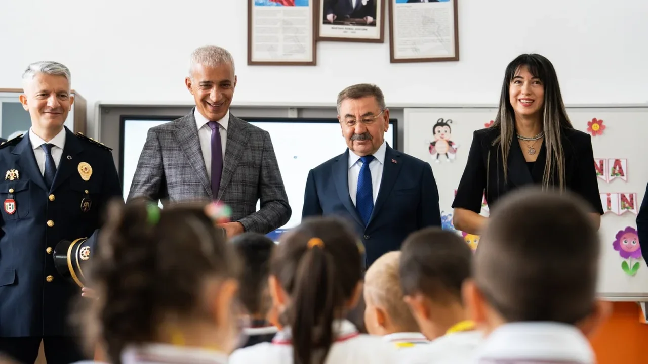 Gölbaşı Belediye Başkanı Odabaşı öğrencilerle ilk ders gününde buluştu