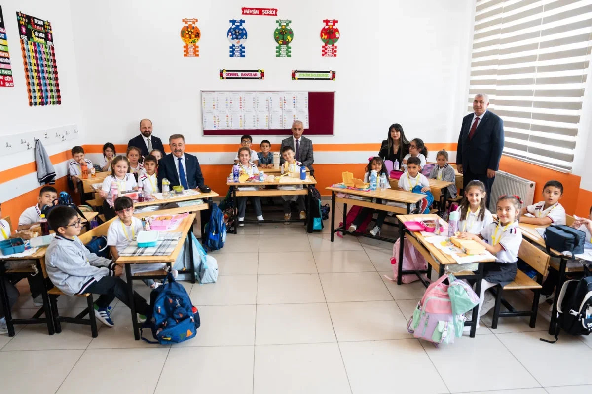 Gölbaşı Belediye Başkanı Odabaşı öğrencilerle ilk ders gününde buluştu