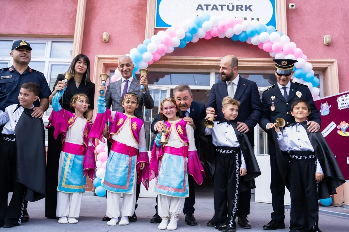 Gölbaşı Belediye Başkanı Odabaşı öğrencilerle ilk ders gününde buluştu