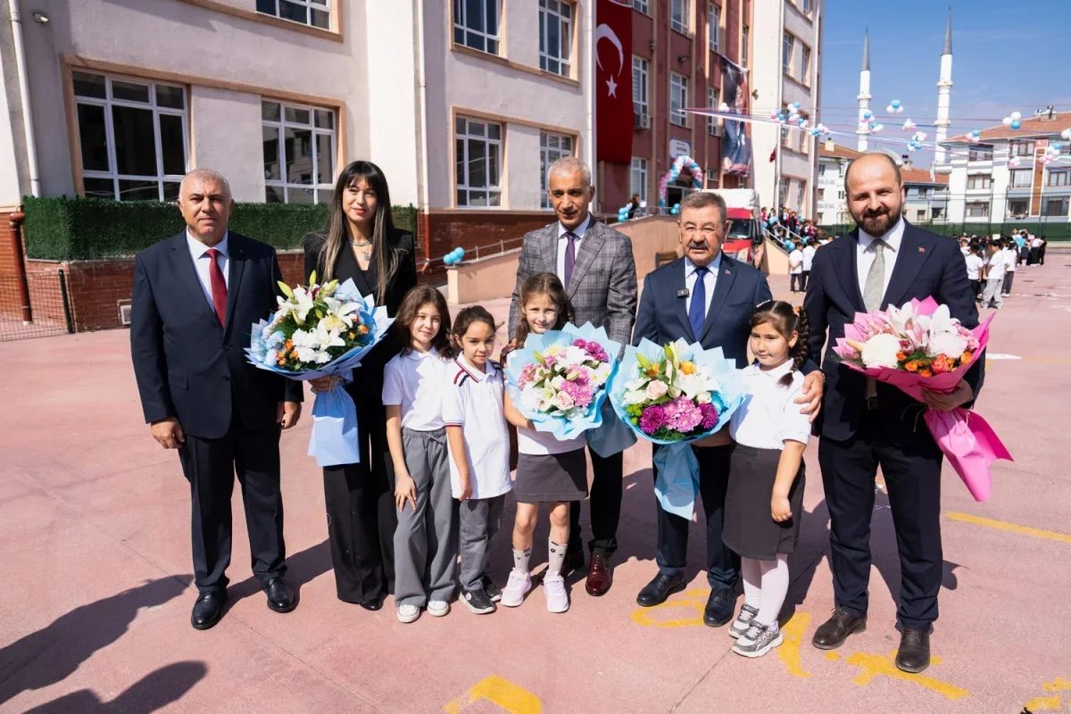 Gölbaşı Belediye Başkanı Odabaşı öğrencilerle ilk ders gününde buluştu