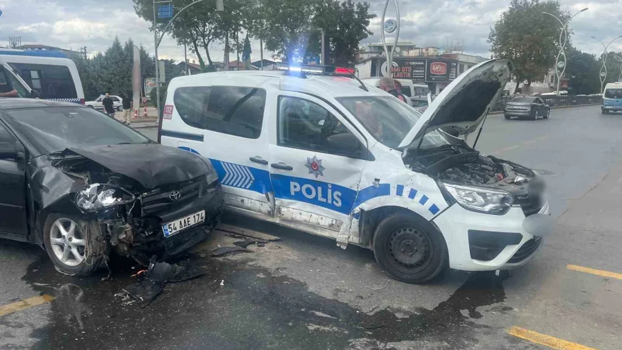 Sakarya'da polis aracı ile otomobil çarpıştı: 5 yaralı