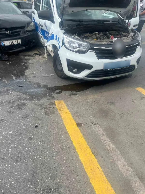 Sakarya'da polis aracı ile otomobil çarpıştı: 5 yaralı