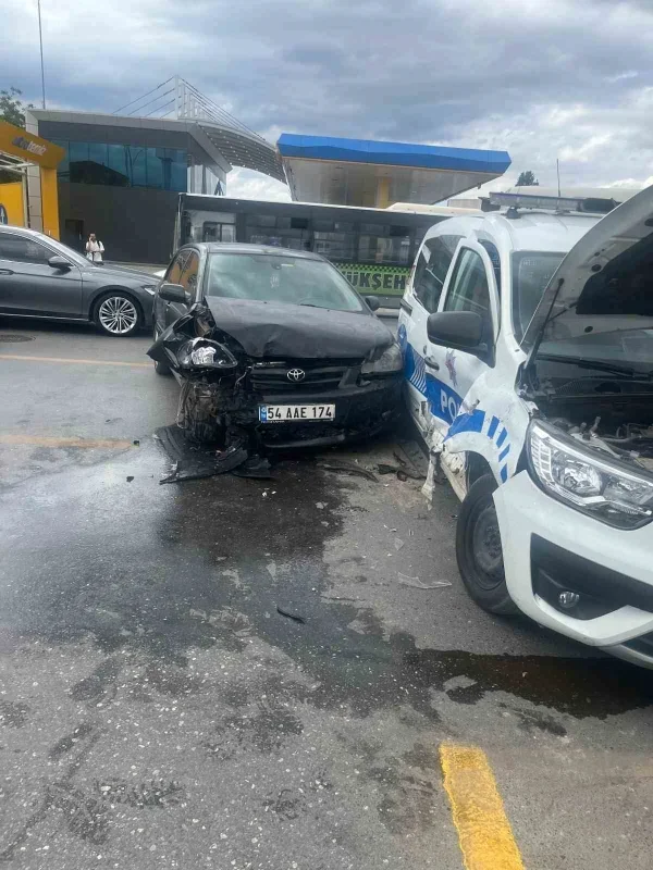 Sakarya'da polis aracı ile otomobil çarpıştı: 5 yaralı