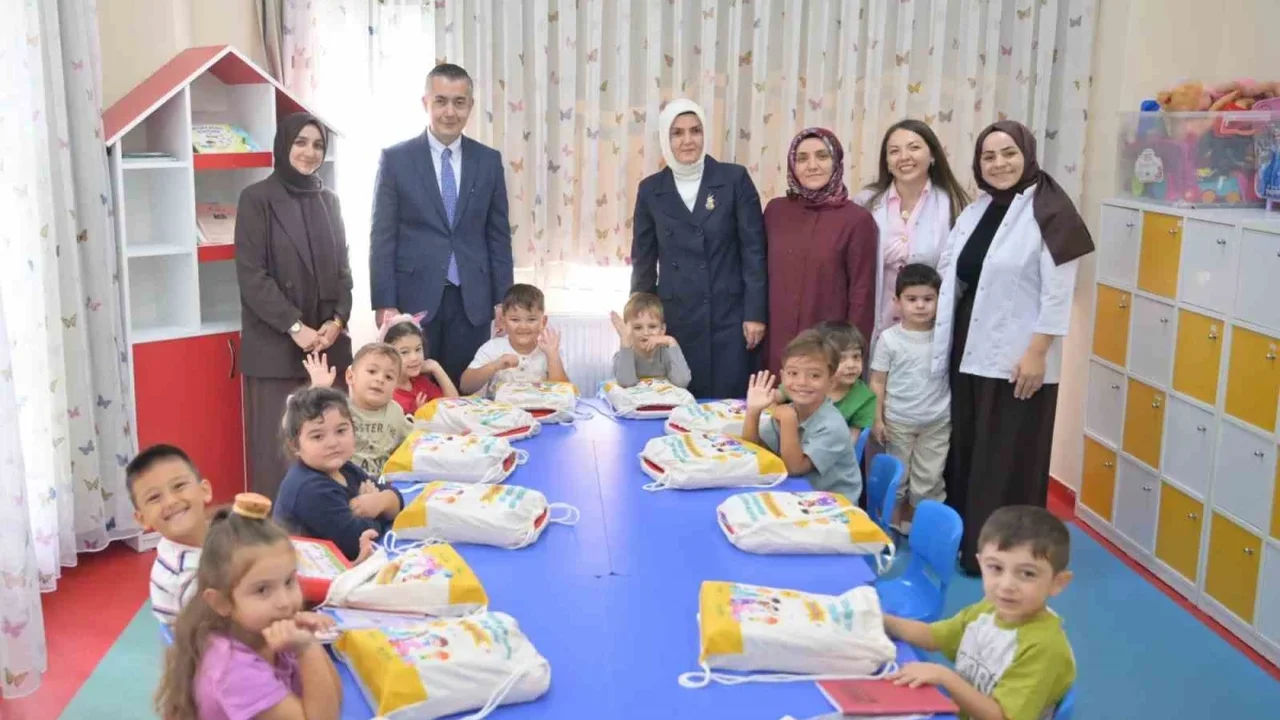 Can Aksoy, Esenyurt'ta okulların ilk gününde öğrencilerle buluştu