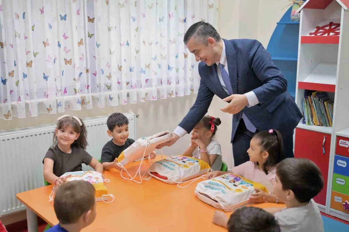 Can Aksoy, Esenyurt'ta okulların ilk gününde öğrencilerle buluştu