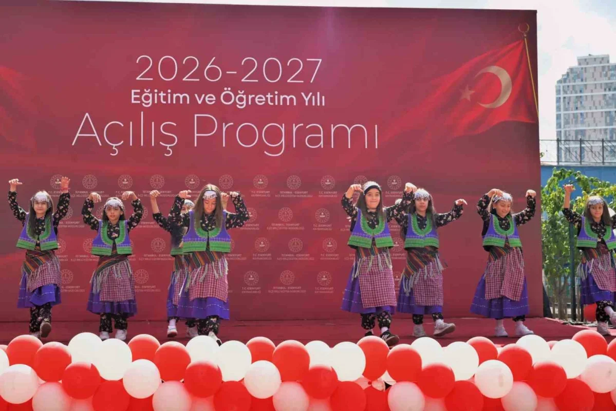Can Aksoy, Esenyurt'ta okulların ilk gününde öğrencilerle buluştu