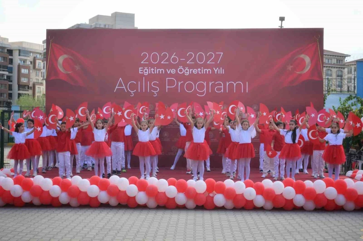 Can Aksoy, Esenyurt'ta okulların ilk gününde öğrencilerle buluştu