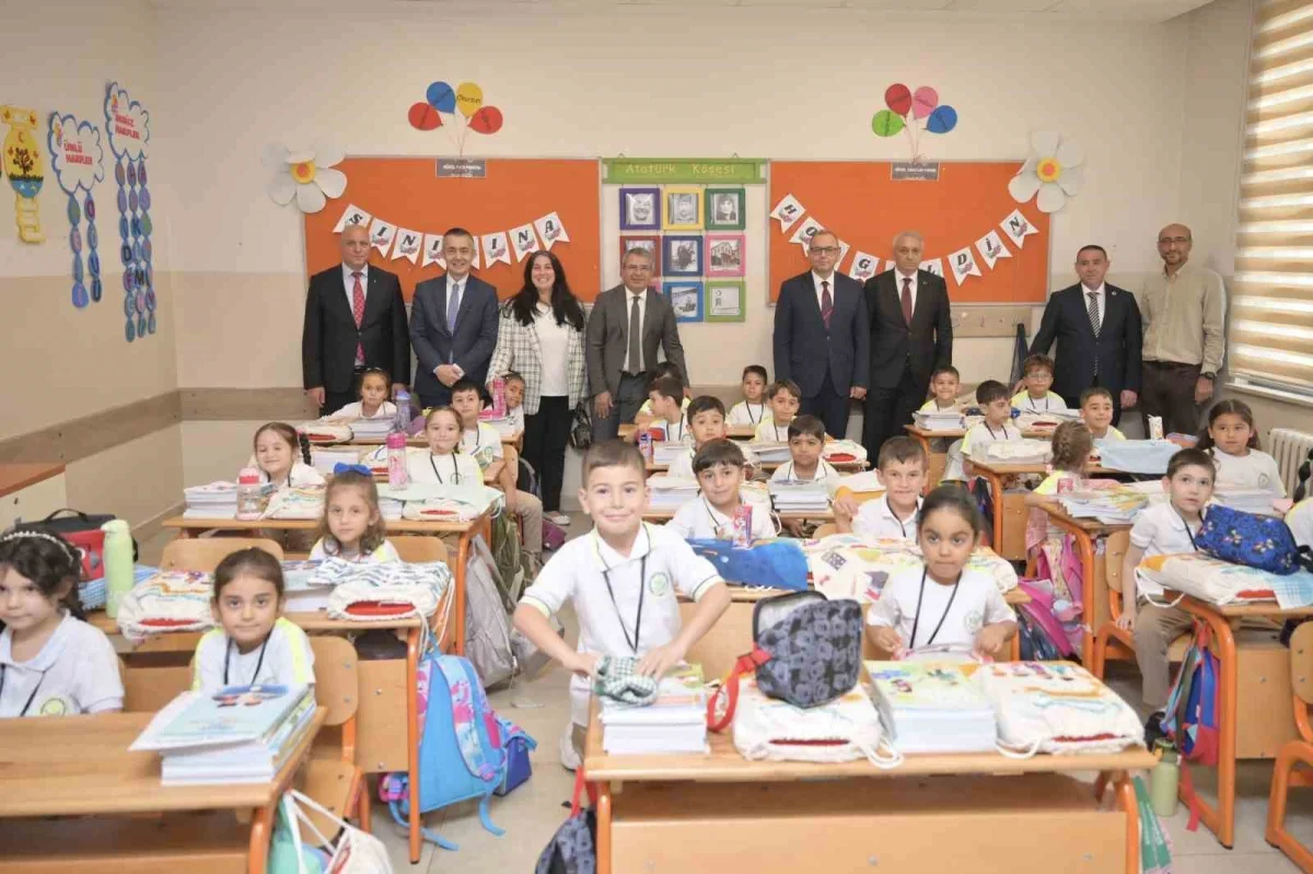 Can Aksoy, Esenyurt'ta okulların ilk gününde öğrencilerle buluştu
