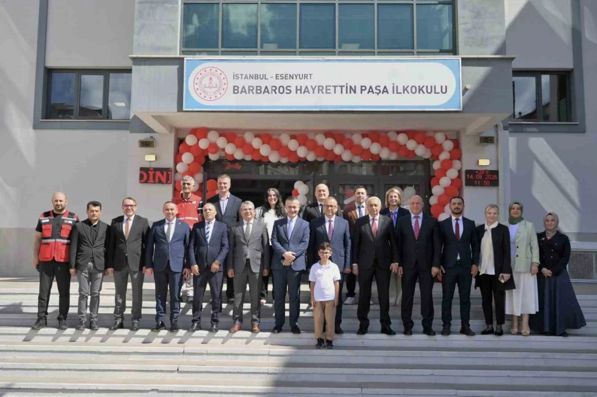 Can Aksoy, Esenyurt'ta okulların ilk gününde öğrencilerle buluştu