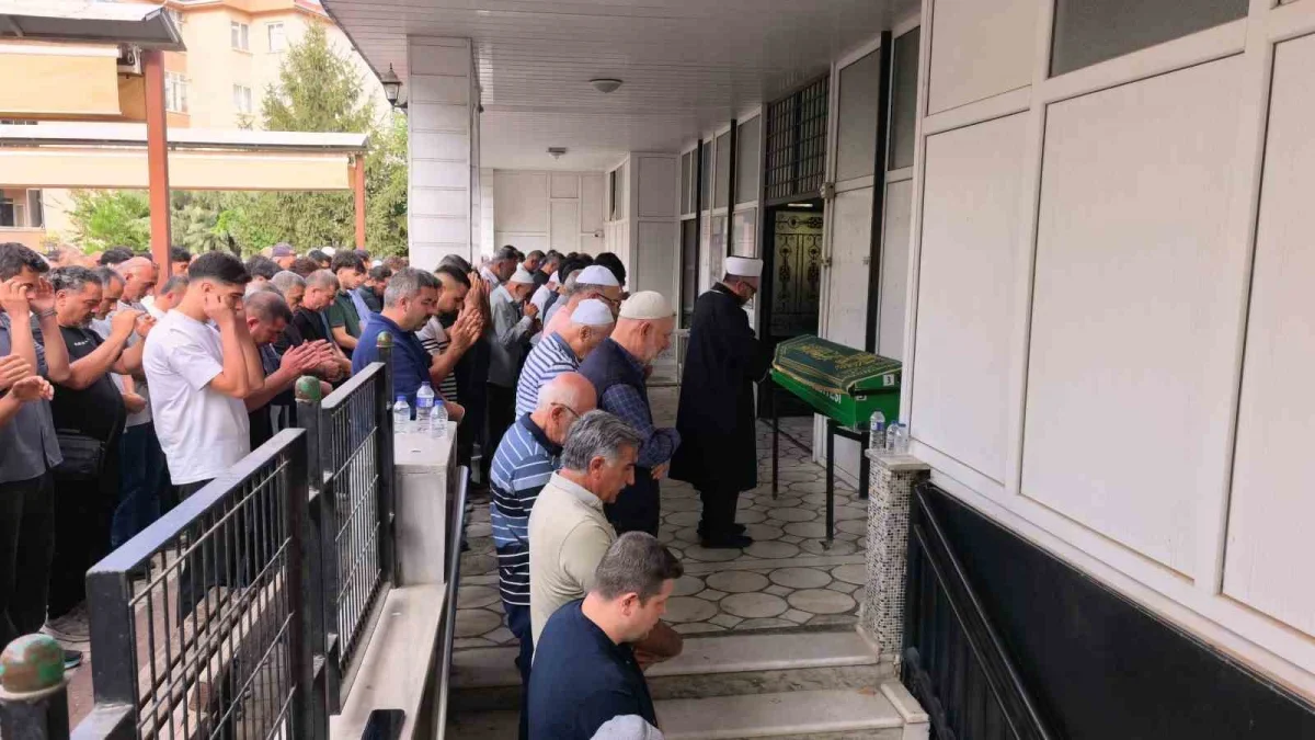 Bursa'da tır kazasında ölen 2 genç İnegöl'de toprağa verildi