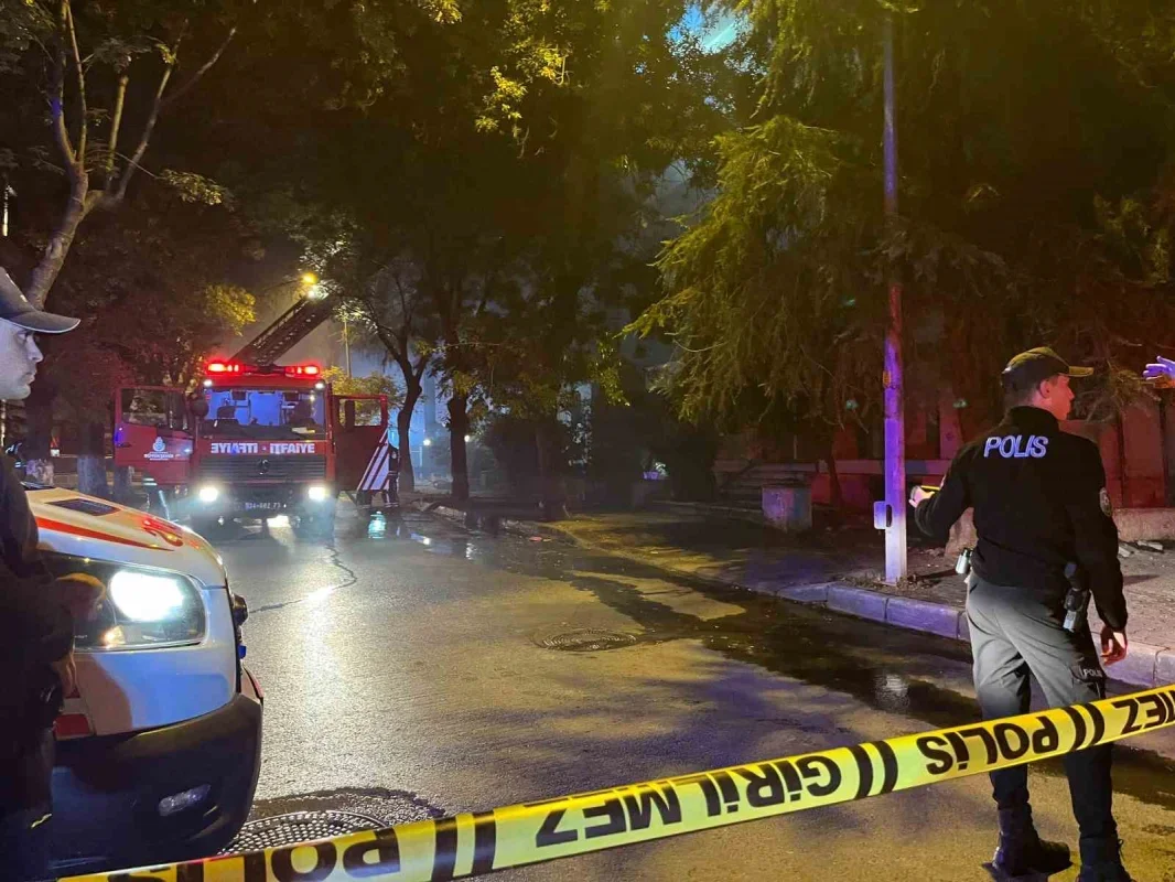 Bakırköy'de metruk binanın çatısı alev aldı, hasar oluştu