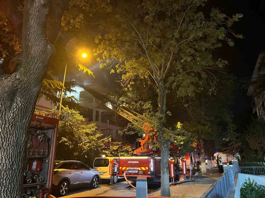 Bakırköy'de metruk binanın çatısı alev aldı, hasar oluştu