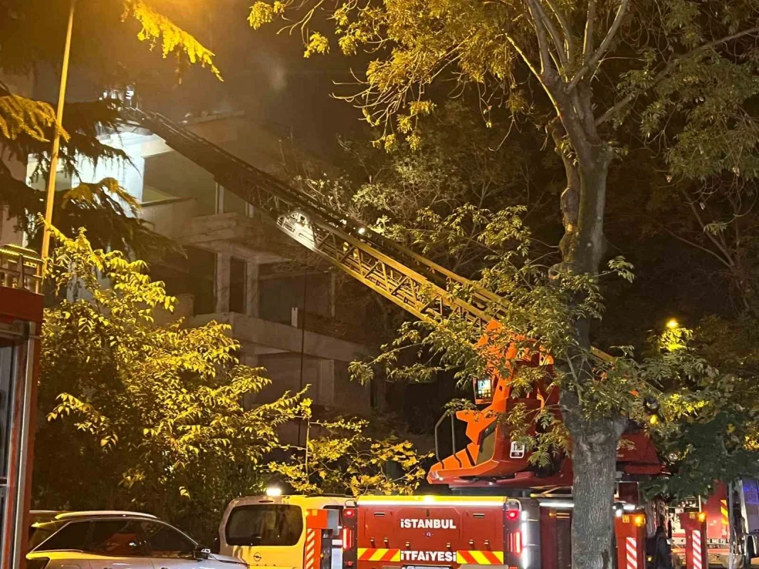Bakırköy'de metruk binanın çatısı alev aldı, hasar oluştu