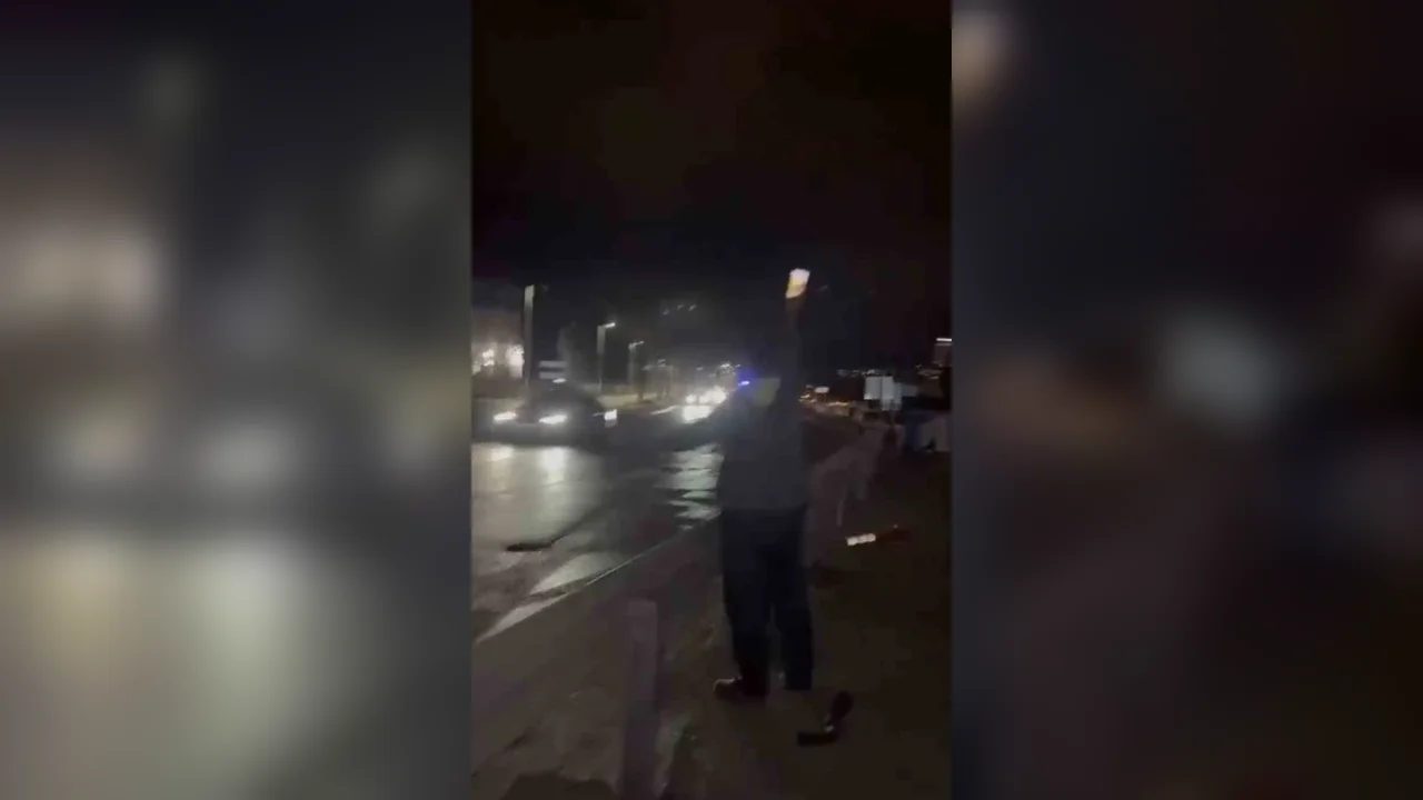 Bursa'da motosiklet bariyerlere çarptı, gençler trafiği durdurdu