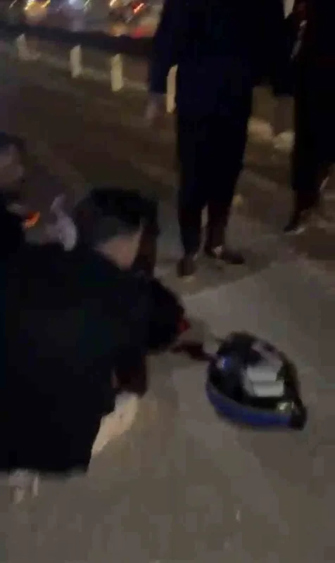 Bursa'da motosiklet bariyerlere çarptı, gençler trafiği durdurdu