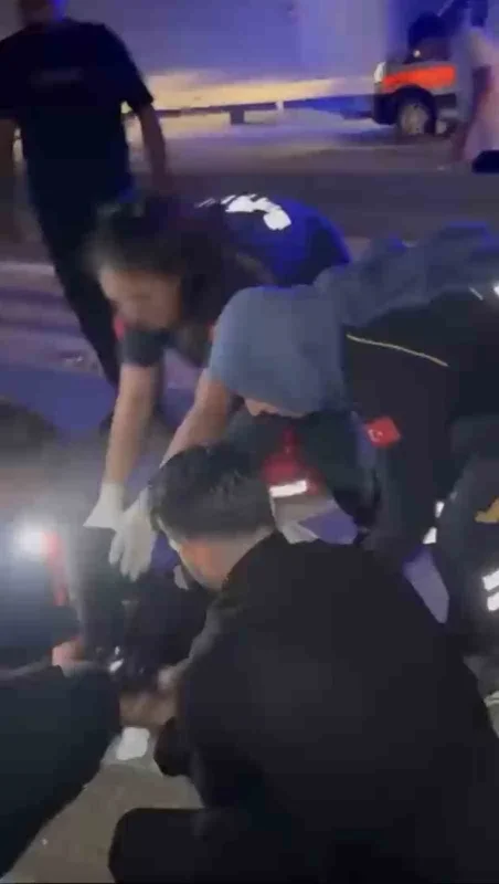 Bursa'da motosiklet bariyerlere çarptı, gençler trafiği durdurdu