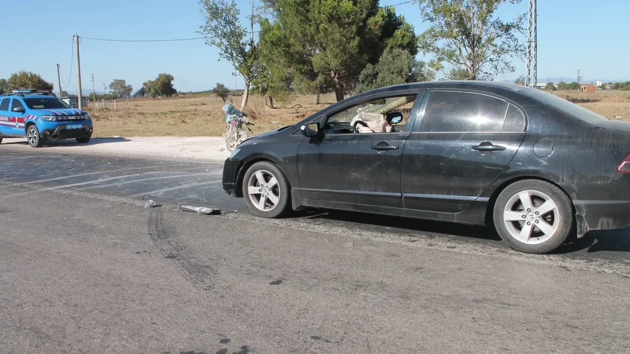 Manyas'ta motosiklete otomobil çarptı: 65 yaşındaki sürücü öldü