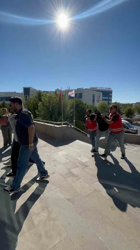 Çerkezköy'de kız kardeşine mesaj atan kişiye pompalı tüfekli saldırı