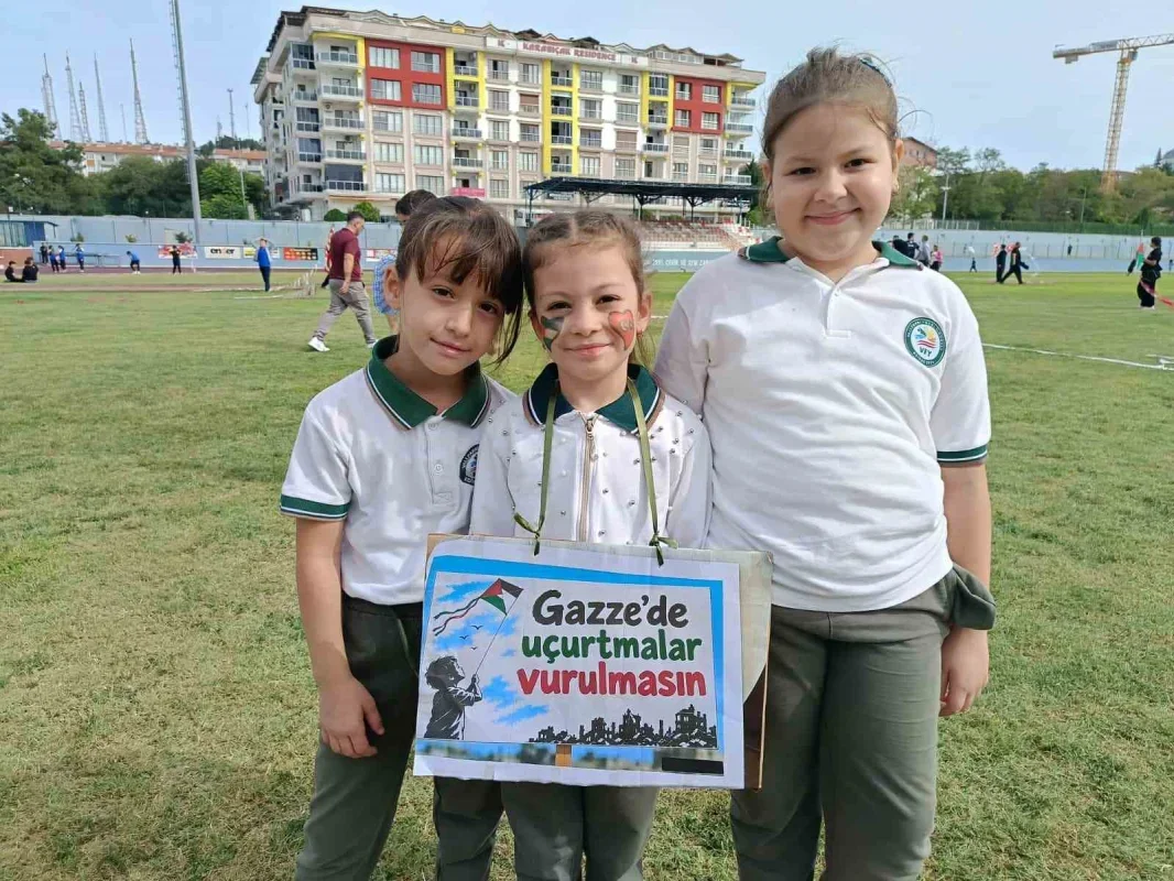 Edirne'de Gazzeli çocuklar için uçurtmalar gökyüzüne yükseldi