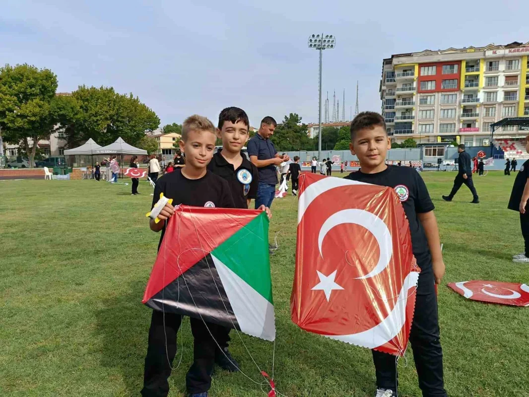 Edirne'de Gazzeli çocuklar için uçurtmalar gökyüzüne yükseldi