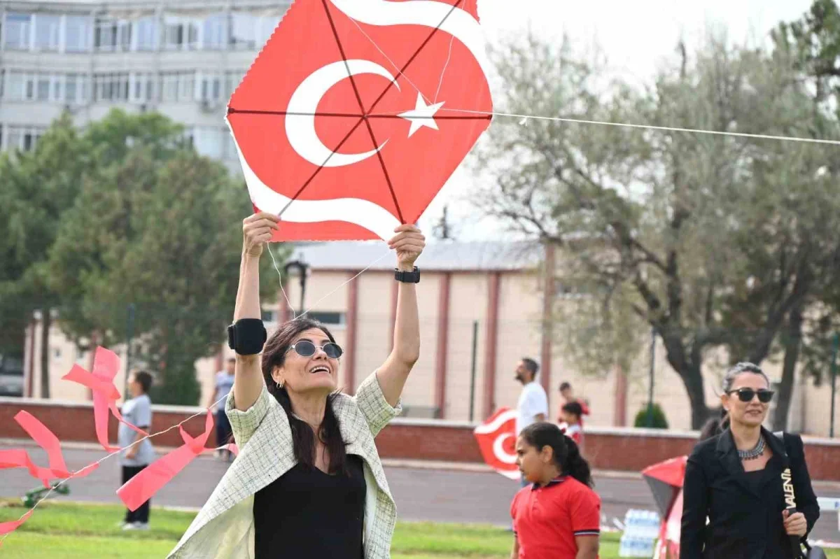 Edirne'de Gazzeli çocuklar için uçurtmalar gökyüzüne yükseldi