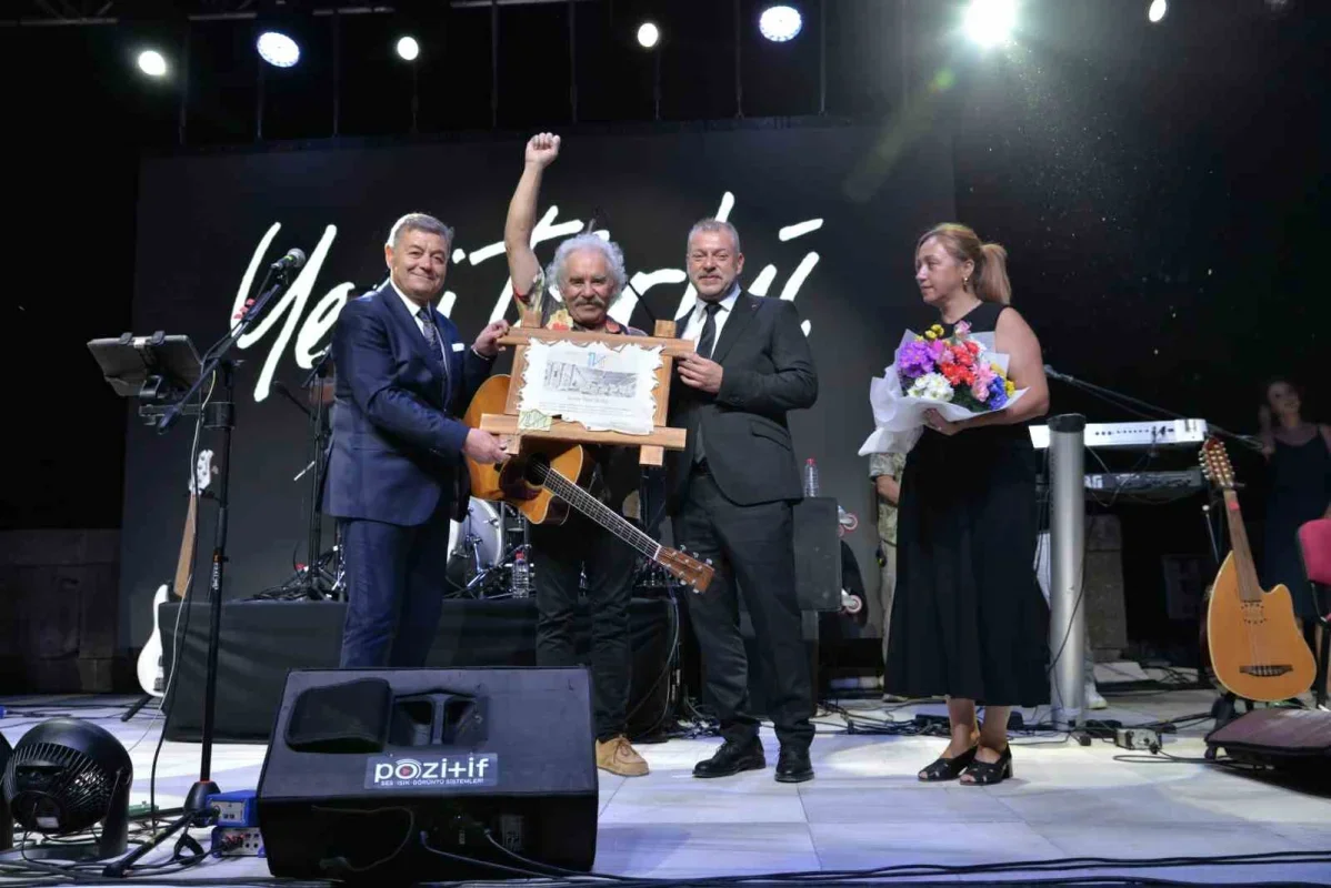 Bergama Antik Tiyatro'da Yeni Türkü konseri ve ödül töreni