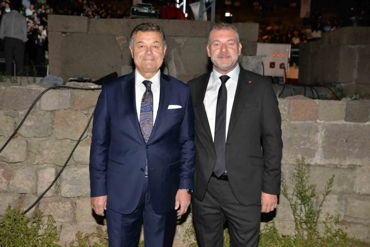 Bergama Antik Tiyatro'da Yeni Türkü konseri ve ödül töreni