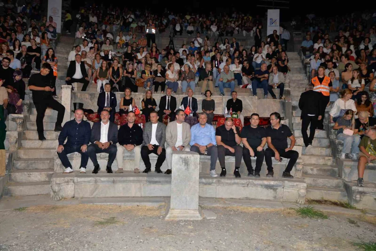 Bergama Antik Tiyatro'da Yeni Türkü konseri ve ödül töreni
